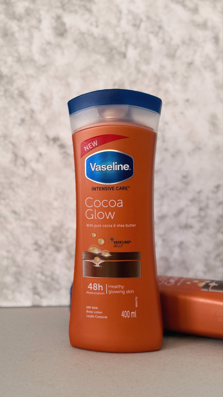 لوسیون بدن وازلین Cocoa Glow حاوی کره کاکائو ۴۰۰ میلی لیتر